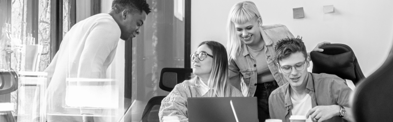 Junge Erwachsene am Arbeiten